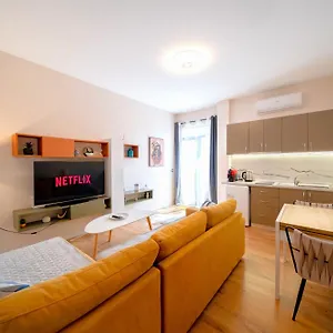 colorful-comfy-condo-central-tirana.albaniahotels.org/